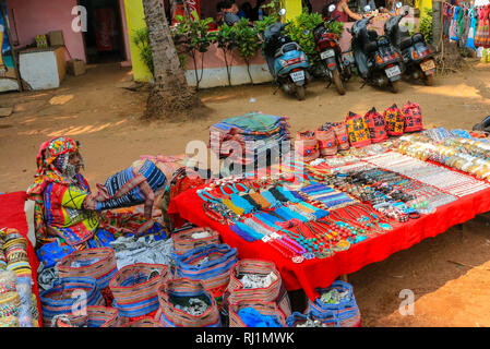 Coloratissimo gioielleria artigianale bancarella settimanale Anjuna Mercoledì mercato delle pulci, Goa, India Foto Stock