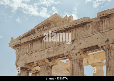 Bassorilievo fregi in marmo alla sommità del Partenone, situato sulla storica Acropoli di Atene, Grecia sono mostrati su un pomeriggio estivo giorno. Foto Stock
