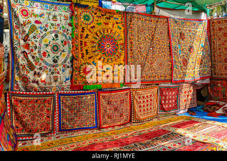 Vestiti colorati stalla il mercoledì settimanale mercato delle pulci di Anjuna, Goa, India Foto Stock