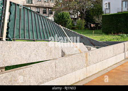 Recinzione crollato dopo una burrasca. Assicurazione casa concept Foto Stock