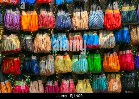 Vestiti colorati stalla il mercoledì settimanale mercato delle pulci di Anjuna, Goa, India Foto Stock