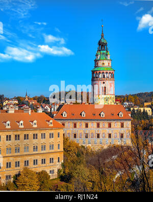 Bellissimo tramonto sul centro storico di Chesky Krumlov città vecchia nella regione della Boemia del sud della Repubblica ceca sul fiume Vltava. UNESCO World Heri Foto Stock