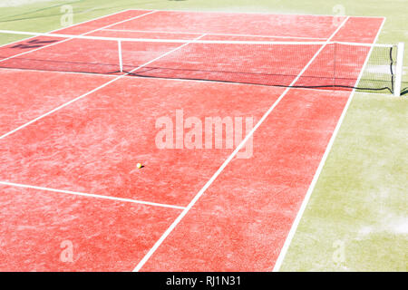 Angolo di alta vista del vuoto rosso campo da tennis sulla giornata di sole Foto Stock