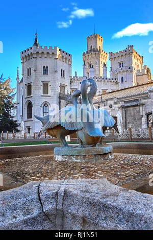 Bel tramonto su un vecchio cigni fontana di Hluboka nad Vltavou chateau. Il Castello di Hluboka, Repubblica Ceca. Foto Stock