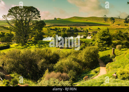 MataMata, Nuova Zelanda - Marzo 2017 Hobbit house con un bellissimo giardino verde in estate Hobbiton Foto Stock