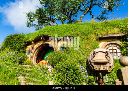 MataMata, Nuova Zelanda - Marzo 2017 Hobbit house con un bellissimo giardino verde in estate Hobbiton Foto Stock