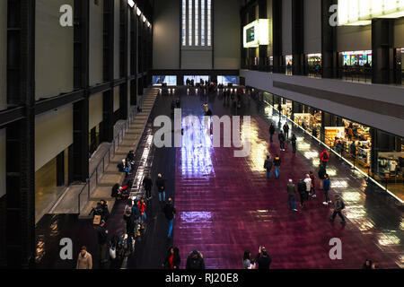 LONDON, Regno Unito - 27 Gennaio 2019: la gente a piedi o in piedi sul pavimento nella Turbine Hall della Tate Modern Art Gallery di Londra. Foto Stock