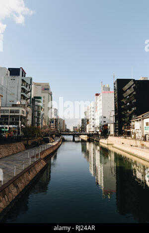 Una vista di uno di Fukuoka i molti canali. Foto Stock