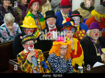 Clown annuale di servizio alla Chiesa di Tutti i Santi di Haggerstown, Londra, in onore di Giuseppe Grimaldi che è considerato il padre della moderna giorno clown. Foto Stock