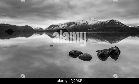 Grigio al mattino Derwentwater, Keswick, Inghilterra Foto Stock