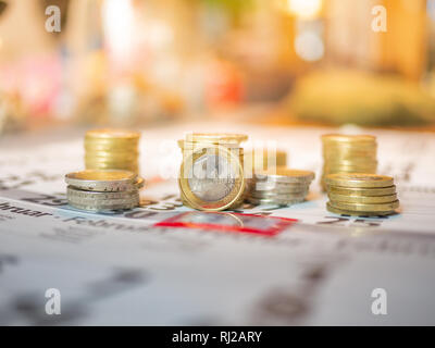 Immagine della moneta in euro di pile sulla calandra indicante il giorno di paga Foto Stock