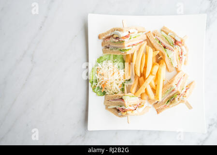 Club Sandwich in piastra bianca - selettivo punto di messa a fuoco Foto Stock