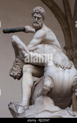 Statua in marmo di Ercole e il Centauro Nessus dal Giambologna nella Loggia dei Lanzi, Firenze, Toscana, Italia Foto Stock