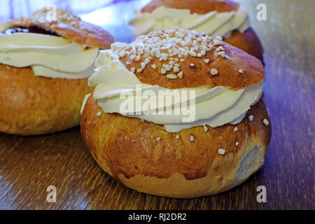 Semla (Svedese) o laskiaispulla (Finlandese) è un dolce tradizionale rotolo. Foto Stock