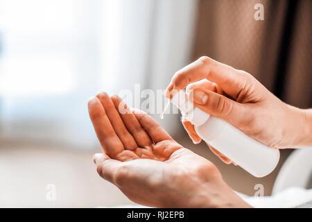 Una donna mette sulle mani di cosmetici da un flacone di liquido o sapone naturale. Cura del corpo concetto Foto Stock
