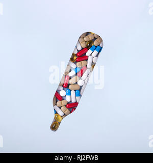 Termometro con pillole e pillole minimalismo. Il concetto di primo soccorso in caso di calore, la temperatura. Il trattamento domestico Foto Stock