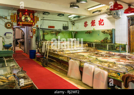 Un serbatoio di pesce in un ristorante di pesce in Lei Yu Mun, Kowloon, Hong Kong, Cina, Asia. Foto Stock