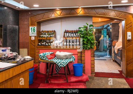 Un ristorante di pesce e frutti di mare interno in Lei Yu Mun, Kowloon, Hong Kong, Cina, Asia. Foto Stock