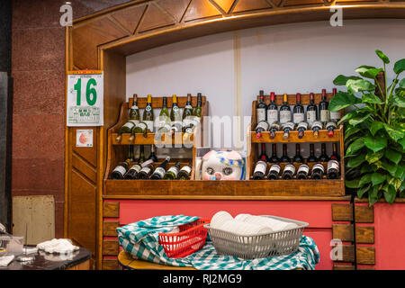 Un ristorante di pesce e frutti di mare interno in Lei Yu Mun, Kowloon, Hong Kong, Cina, Asia. Foto Stock