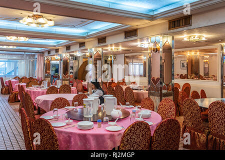 Un ristorante di pesce e frutti di mare interno in Lei Yu Mun, Kowloon, Hong Kong, Cina, Asia. Foto Stock