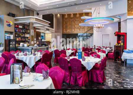 Un ristorante di pesce e frutti di mare interno in Lei Yu Mun, Kowloon, Hong Kong, Cina, Asia. Foto Stock