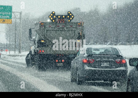 Quebec, Canada,3 Febbraio 2019.Snow Plough spandimento di sale e abrasivi su strada.Credit:Mario Beauregard/Alamy Live News Foto Stock