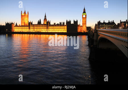 Palazzo di Westminster con Victoria la torre e la Torre dell Orologio chiamato Big Ben elencati dall'UNESCO Patrimonio Mondiale a Londra, Inghilterra, Regno Unito. Ottobre 2 Foto Stock