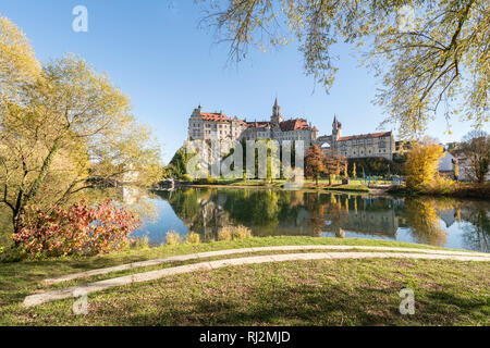 Sigmaringen Castle si riflette sul fiume Danubio. Per Sigmaringen, Baden-Württemberg, Germania. Foto Stock
