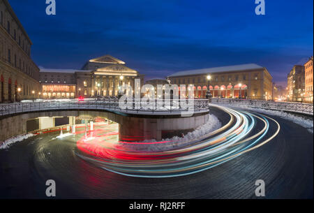 Sentieri di luce davanti a Monaco di Baviera il teatro nazionale e Massimiliano strada di notte Foto Stock