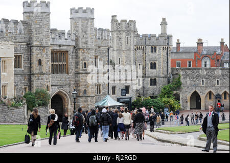 Abbassare Ward con Henry VIII Gate e Salisbury torre del Castello di Windsor Royal residence in Windsor, Berkshire, Inghilterra, Regno Unito. 25 ottobre 200 Foto Stock