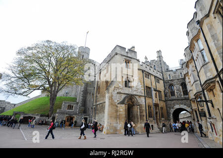 Reparto superiore con Norman Gate e torre rotonda del Castello di Windsor Royal residence in Windsor, Berkshire, Inghilterra, Regno Unito. 25 ottobre 2008 © Wojc Foto Stock