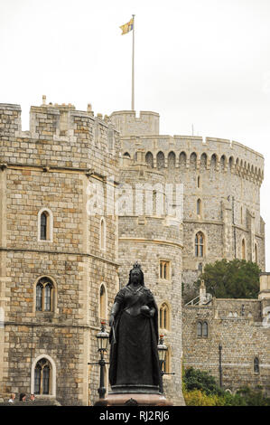 Queen Victoria e la statua di Re Enrico VIII Gate, Enrico III la torre e la torre rotonda in reparto inferiore del Castello di Windsor Royal residence in Windsor, Berkshire, Foto Stock