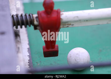 Buenos Aires, Argentina - 2 Febbraio 2019: i giocatori di metallo di una tipica argentina di foosball tavola denominata metegol a Buenos Aires, Argentina Foto Stock