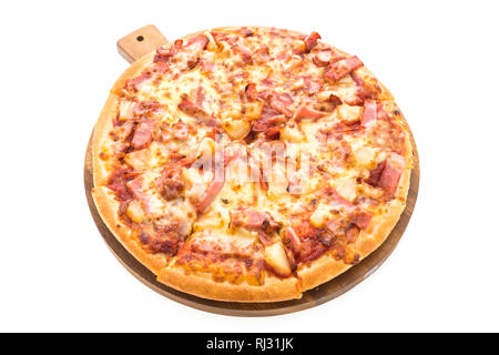 Hawaiian pizza sul piatto di legno isolato su sfondo bianco Foto Stock