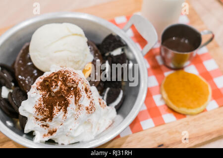Gelato alla crema con pancake e cioccolato Foto Stock