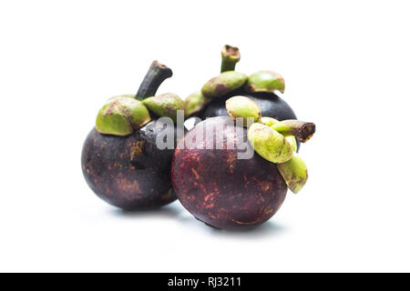 Mangostani regina di frutti maturi, mangosteen frutto isolato su sfondo bianco. Foto Stock