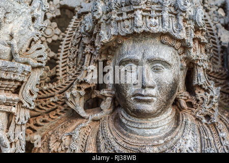 Halebidu, Karnataka, India - 2 Novembre 2013: Hoysaleswara tempio di Shiva. Primo piano della faccia Dwarapalaka all'entrata Mandapam del tempio principale buildi Foto Stock