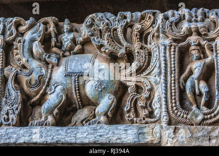 Halebidu, Karnataka, India - 2 Novembre 2013: Hoysaleswara tempio di Shiva. Primo piano di elefante e dancing girl statue sul lato del tempio una struct Foto Stock