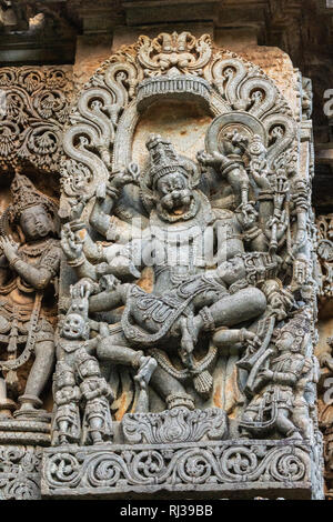 Halebidu, Karnataka, India - 2 Novembre 2013: Hoysaleswara tempio di Shiva. Primo piano della statua sul lato del santuario principale, dove Narasiṃha, Vishnu avat Foto Stock