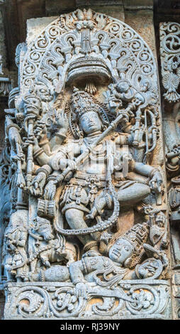 Halebidu, Karnataka, India - 2 Novembre 2013: Hoysaleswara tempio di Shiva. Primo piano della statua sul lato del santuario principale, dove Signore Shiva, Nataraja, Foto Stock