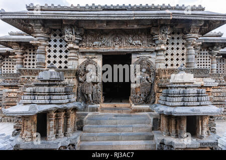 Halebidu, Karnataka, India - 2 Novembre 2013: Hoysaleswara tempio di Shiva. Ingresso principale al Mandapam con le statue di due Dwarapalakas custode. Altri Foto Stock