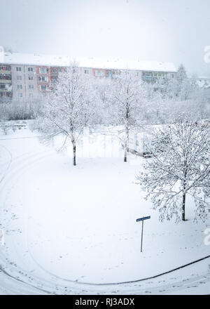 Dresda, Germania (2019): Area soggiorno e parco coperto di neve fresca. (Prospettiva uccello) Foto Stock