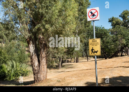 Segni di consigliare i proprietari devono tenere il loro cane al guinzaglio e per ripulire i loro escrementi, Tamworth Australia. Foto Stock