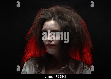 Divertimento pazzo giovane donna con capelli soffici su sfondo nero fare timido grimace Foto Stock