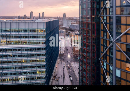 LONDON, Regno Unito - 27 Gennaio 2019: vista aerea guardando verso il basso sulla Sumner Street dalla nuova Tate Modern Extension edificio. Edifici per uffici nella luce del tramonto Foto Stock