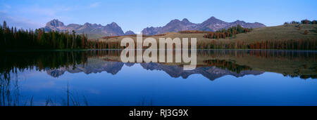 Stati Uniti d'America, Idaho, Sawtooth National Recreation Area, Sawtooth National Forest, picchi della gamma a dente di sega di riflettere con un po' di scorfano Lago. Foto Stock