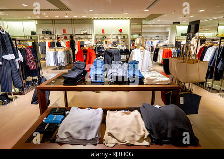 HONG KONG - Gennaio 27, 2016: all'interno di Zara negozio a elementi Shopping Mall. Elementi è un grande centro commerciale situato su 1 Austin Road West, Tsim Sh Foto Stock