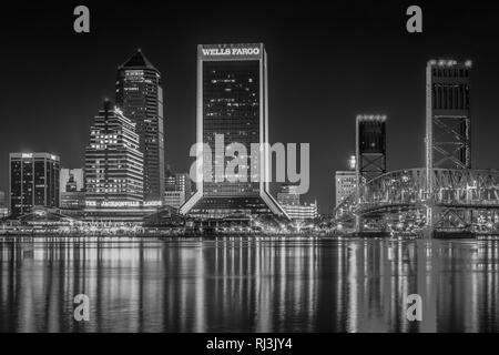 Lo skyline riflettente nel fiume Saint John fino alla notte in Jacksonvile, Florida. Foto Stock