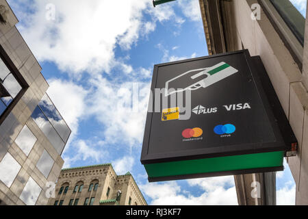 MONTREAL, Canada - 7 Novembre 2018: segno su un ATM con il logo indicante il credito e di debito le carte di pagamento accettate, che includono carte di credito Visa e Mastercard, Foto Stock