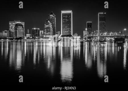 Lo skyline riflettente nel fiume Saint John fino alla notte in Jacksonvile, Florida. Foto Stock